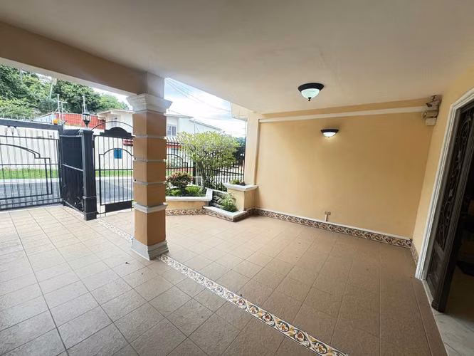 Betania | Casa de 380m2 | 2 niveles | 5 habitaciones | CBE | 3 estacionamientos