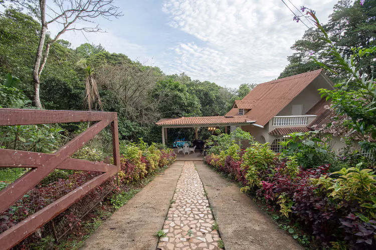 Casa de Montaña Remodelada con Piscina, Fogata y Amplio Terreno en Cerro Azul - Imagen 4