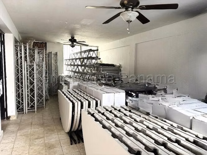 Venta de Oficina en Parque Lefevre Casa Comercial NS