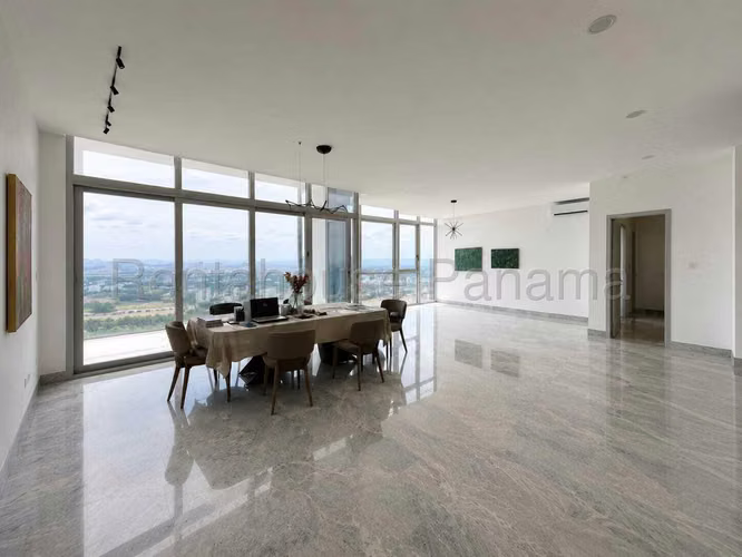 Venta de impresionante Penthouse en Santa María Golf & Country Club