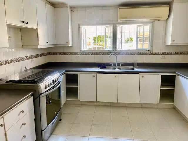 Oportunidad de Inversion Venta de Casa en Altos del Golf. LH
