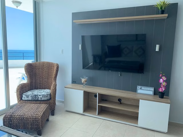 SE ALQUILA APARTAMENTO FRENTE AL MAR EN CORONADO