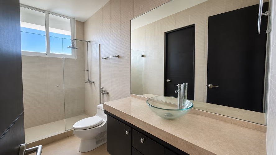 ALQUILER DE APARTAMENTO AMOBLADO EN AVENIDA BALBOA VISTA AL MAR $2150.00 - Imagen 4