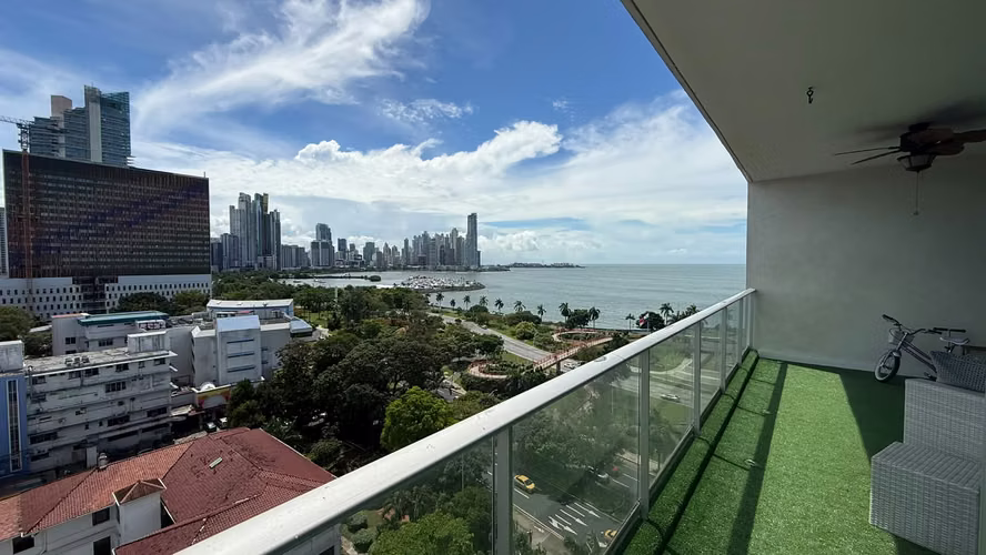 ALQUILER DE APARTAMENTO AMOBLADO EN AVENIDA BALBOA VISTA AL MAR $2150.00 - Imagen 2