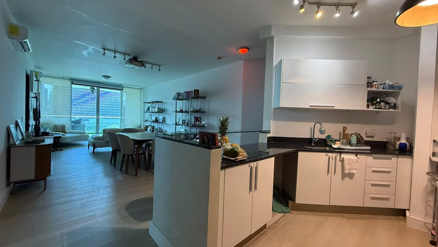 Apartment for rent on Avenida Balboa with a sea view.