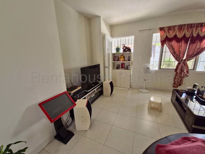 Venta de casa en Versalles AK - Imagen 3