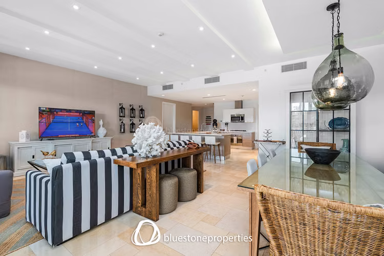 Buenaventura – Frente al Rio con Piscina – 299mts2 – 950,000