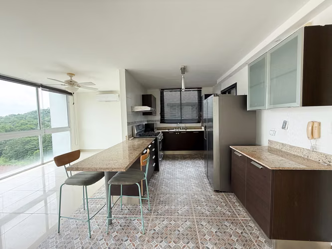 Amplio Apartamento Familiar en Venta en Pine Hill, Albrook