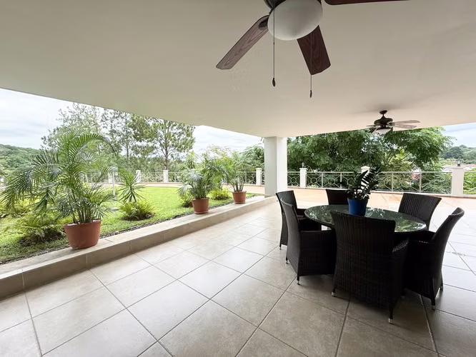 Amplio Apartamento Familiar en Venta en Pine Hill, Albrook
