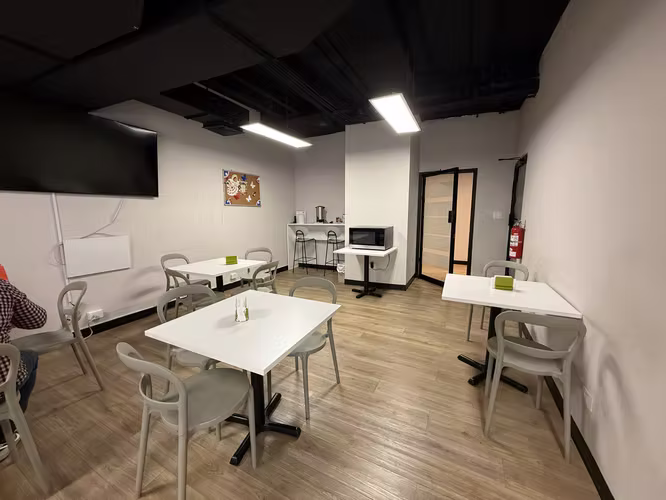 Oficina en Alquiler · Piso Completo 600 m² · Torre Delta · Vía España · Amueblada