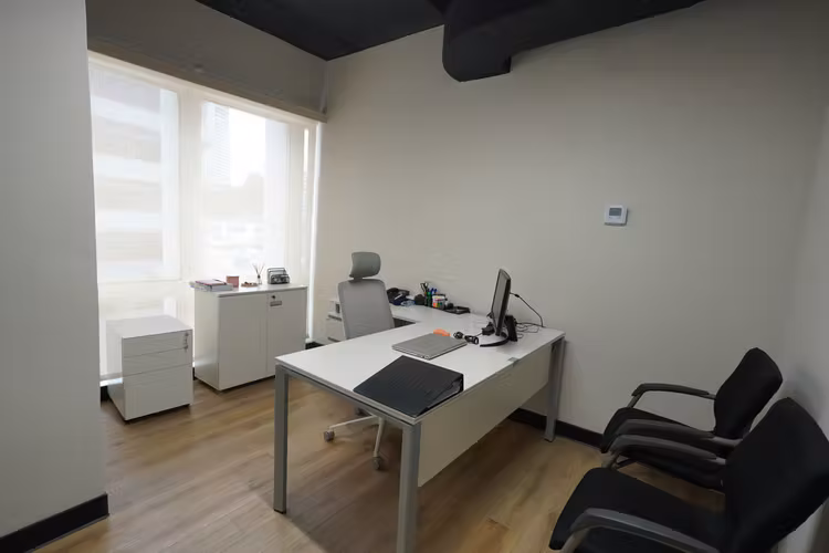 Oficina en Alquiler · Piso Completo 600 m² · Torre Delta · Vía España · Amueblada