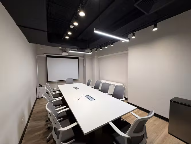 Oficina en Alquiler · Piso Completo 600 m² · Torre Delta · Vía España · Amueblada