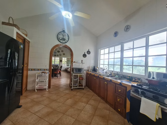 ESPECTACULAR CASA FAMILIAR EN VENTA EN CORONADO – 3,000 M²
