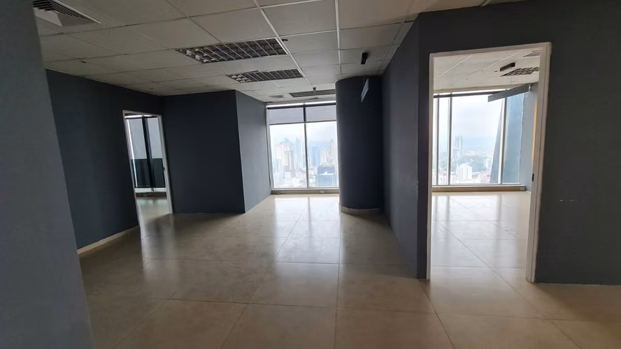 VENDO OFICINA EN F&F TOWER (EL TORNILLO) - Imagen 2