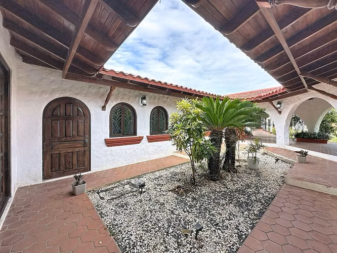 Venta de casa de campo con piscina en la carretera hacia Playa Juan Hombrón