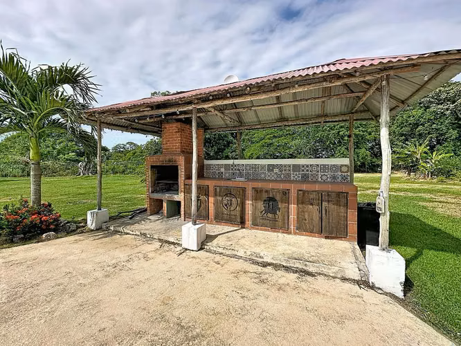 Venta de casa de campo con piscina en la carretera hacia Playa Juan Hombrón