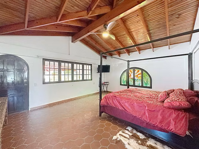 Venta de casa de campo con piscina en la carretera hacia Playa Juan Hombrón