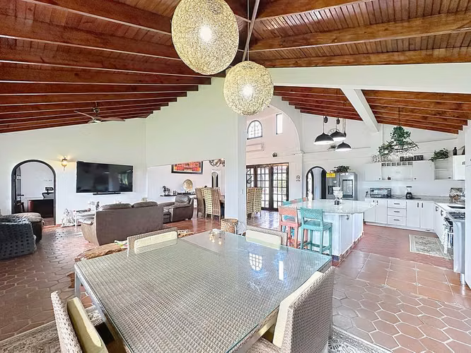 Venta de casa de campo con piscina en la carretera hacia Playa Juan Hombrón