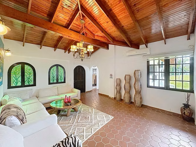 Venta de casa de campo con piscina en la carretera hacia Playa Juan Hombrón