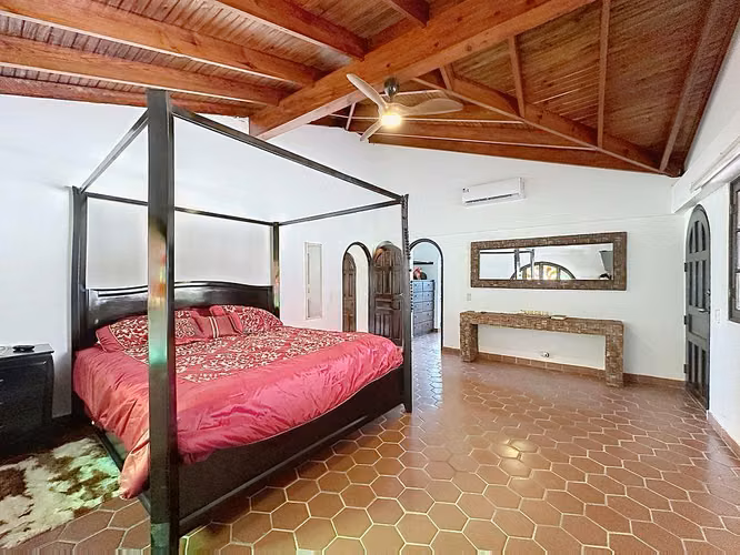 Venta de casa de campo con piscina en la carretera hacia Playa Juan Hombrón