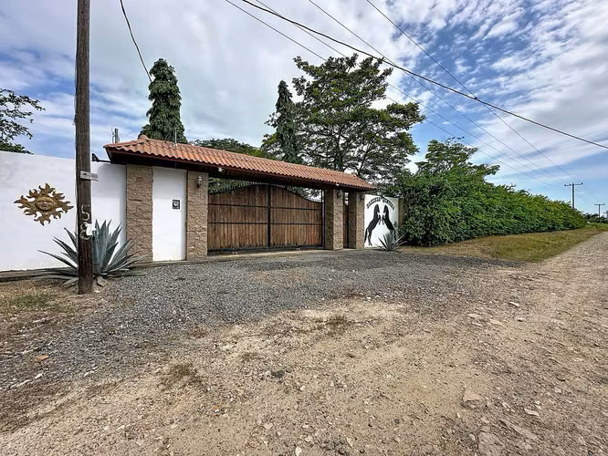 Venta de casa de campo con piscina en la carretera hacia Playa Juan Hombrón