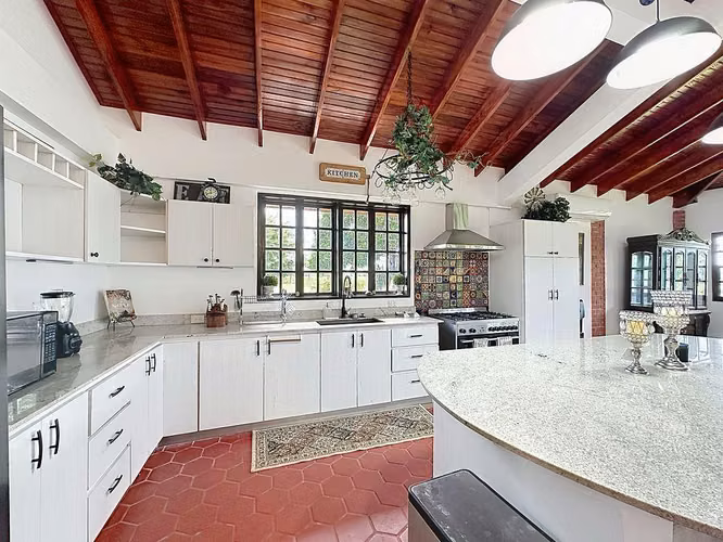 Venta de casa de campo con piscina en la carretera hacia Playa Juan Hombrón