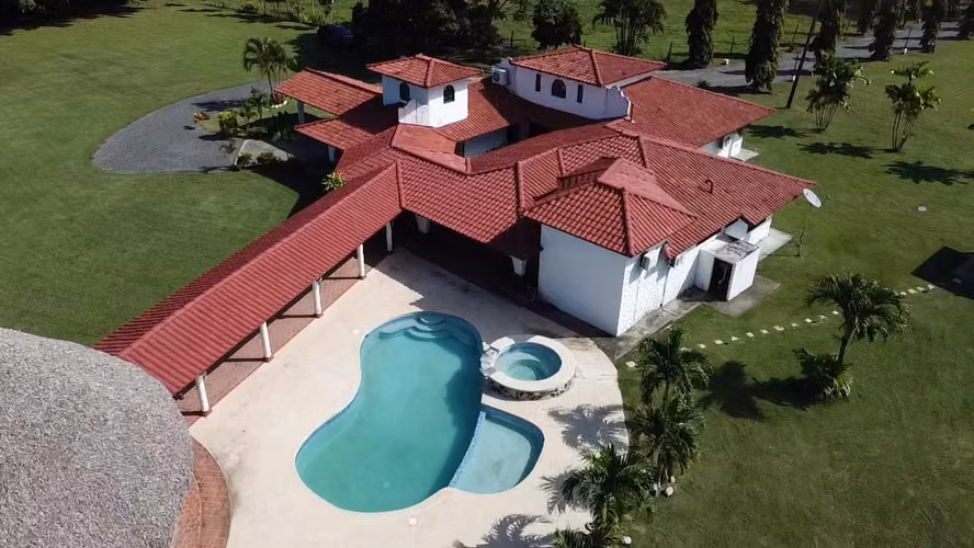 Venta de casa de campo con piscina en la carretera hacia Playa Juan Hombrón