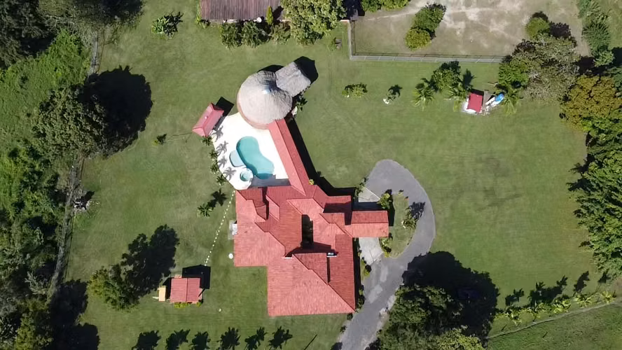 Venta de casa de campo con piscina en la carretera hacia Playa Juan Hombrón