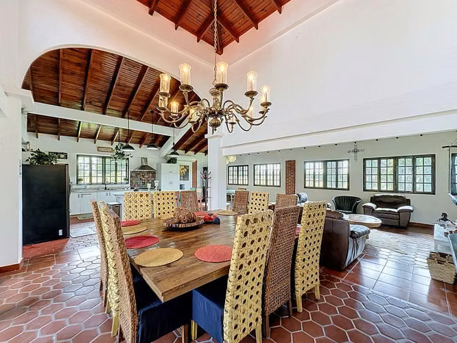 Venta de casa de campo con piscina en la carretera hacia Playa Juan Hombrón