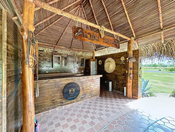 Venta de casa de campo con piscina en la carretera hacia Playa Juan Hombrón
