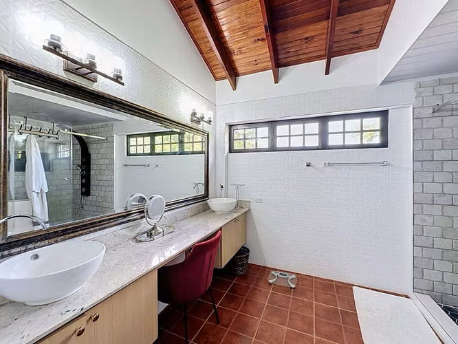 Venta de casa de campo con piscina en la carretera hacia Playa Juan Hombrón