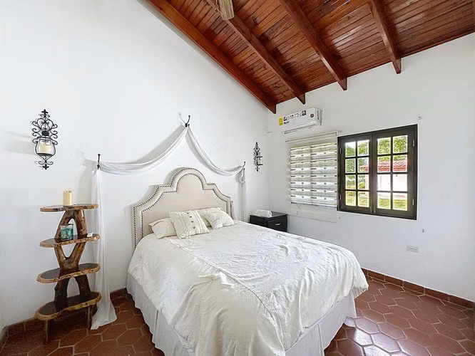 Venta de casa de campo con piscina en la carretera hacia Playa Juan Hombrón