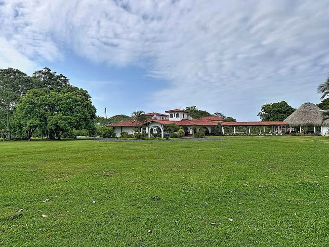 Venta de casa de campo con piscina en la carretera hacia Playa Juan Hombrón