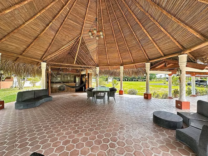 Venta de casa de campo con piscina en la carretera hacia Playa Juan Hombrón