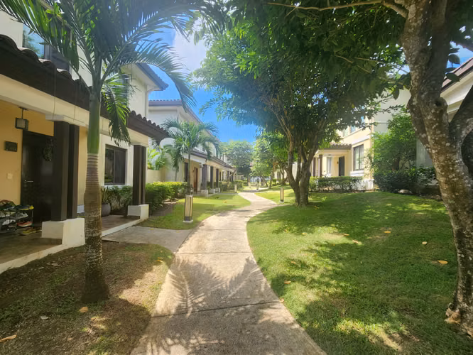 Bella Casa en Áreas Verdes