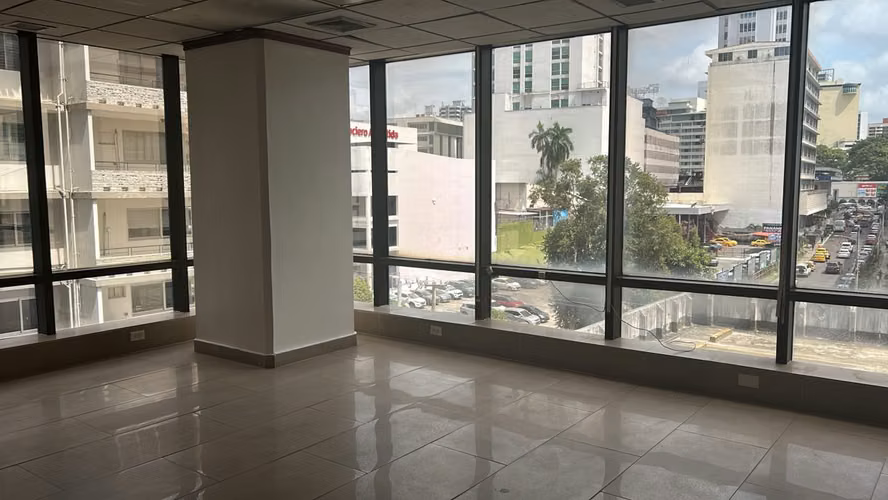 Oportunidad Única: Oficina Corporativa desde $12/m² en Área Bancaria | 4 Parking.