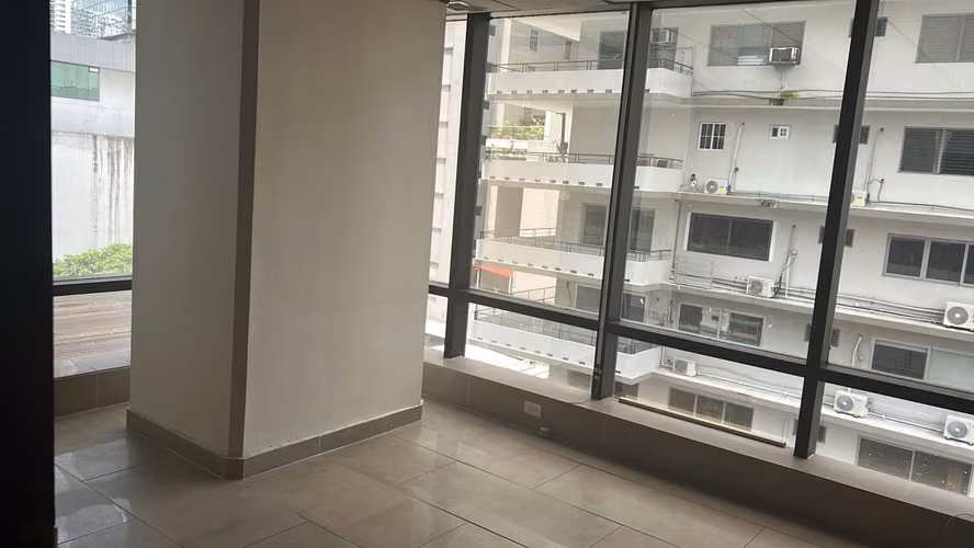 Oportunidad Única: Oficina Corporativa desde $12/m² en Área Bancaria | 4 Parking.
