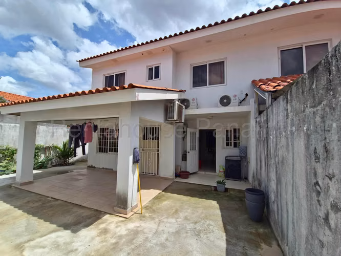 Se Vende Casa en Versalles LA26-9022