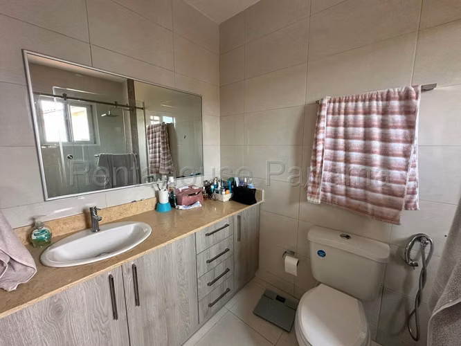 Se Vende Casa en Versalles LA25-8945