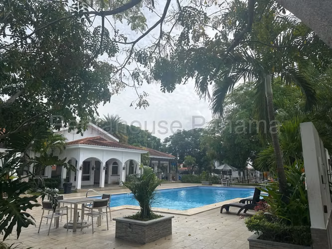 Se Vende Casa en Versalles LA25-8945