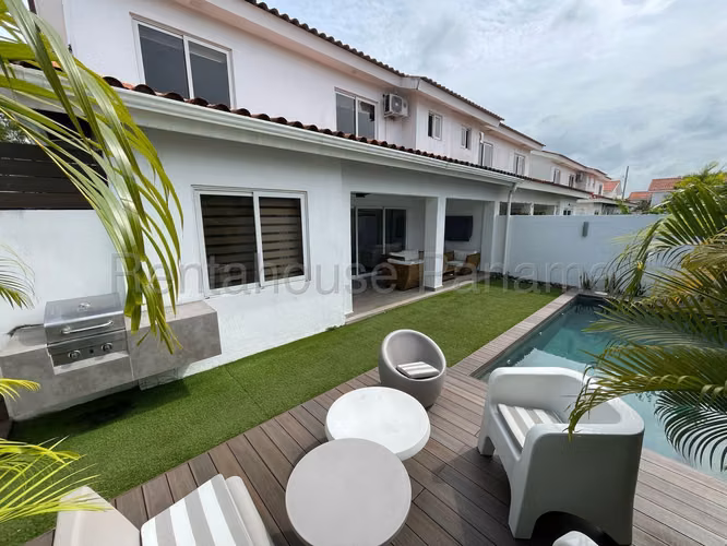 Se Vende Casa en Versalles LA25-8945