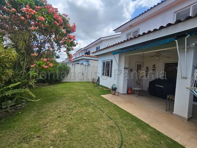 Se Vende Casa en Versalles LA26-8220