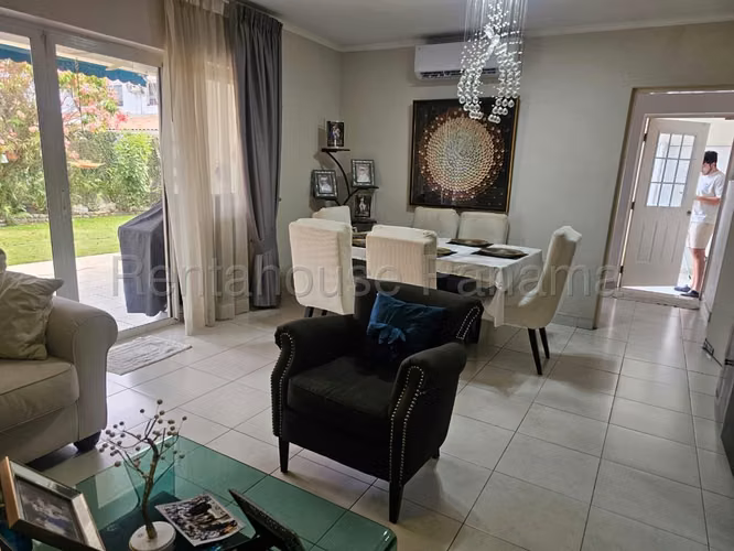 Se Vende Casa en Versalles LA26-8220