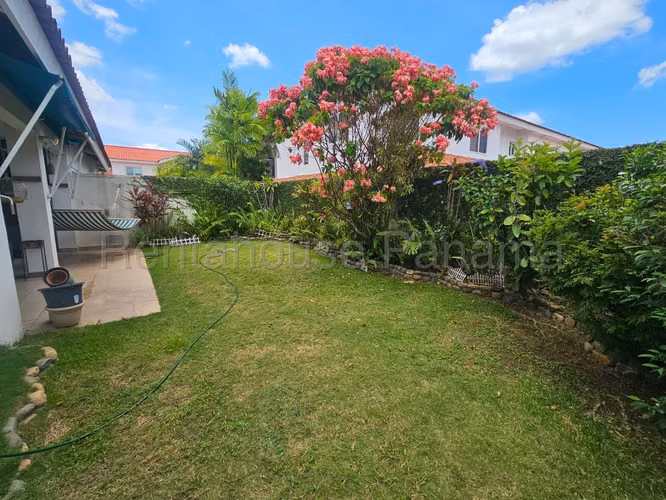 Se Vende Casa en Versalles LA26-8220