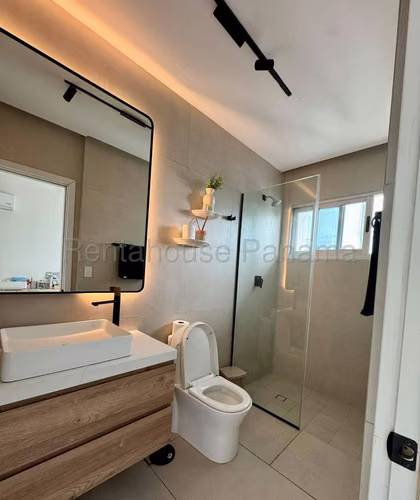 Apartamento en Alquiler en Avenida Balboa. PH WATERS ON THE BAY. 26LDC9067