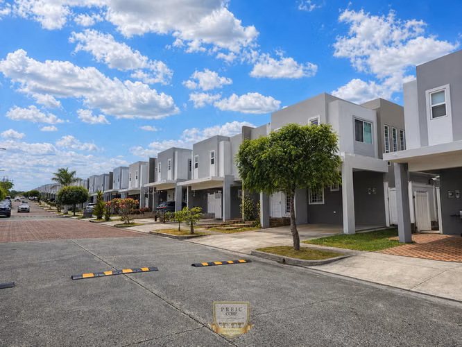 Casa Remodelada y Amoblada en Venta en Brisas Norte PH Victoria, Brisas del Golf