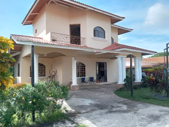 Se vende hermosa casa de 2 plantas en la mejor zona de David Terronal