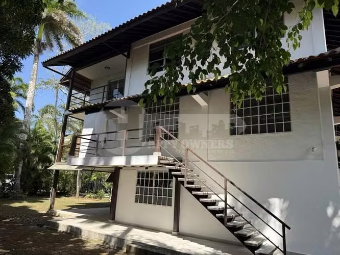 Alquiler de casa de 3 niveles en Clayton