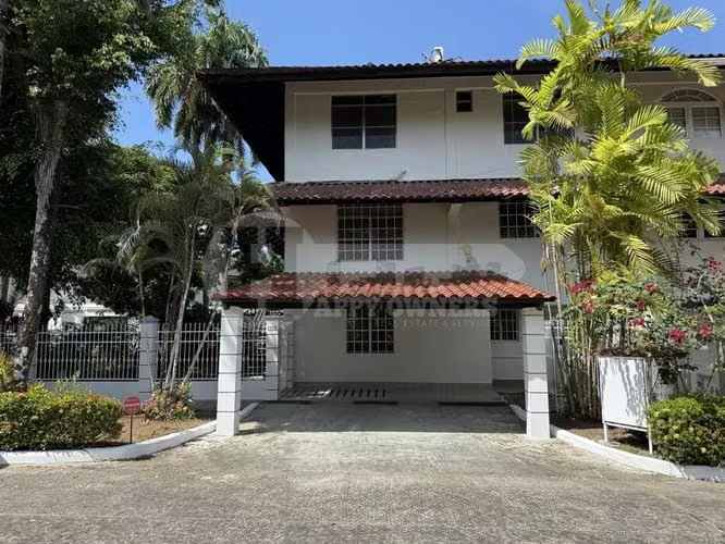 Alquiler de casa de 3 niveles en Clayton