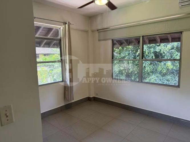 Alquiler de casa de 3 niveles en Clayton